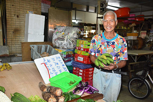 71歲賣菜伯就醫憂菜賣不出  急診醫護相挺銷售一空