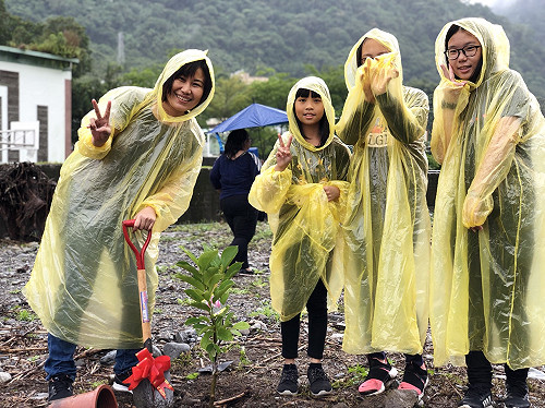 結合花博及部落文化 國小種樹唱歌慶母親節