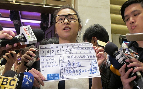 傻眼！璩美鳳跑到陳樹菊家求合照 硬認乾媽遭打臉