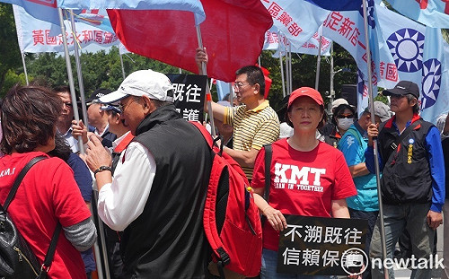 立院續審軍改  八百壯士揚言：只能搖拒馬囉！