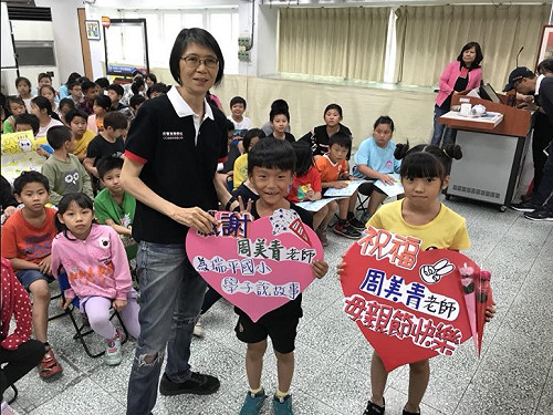 獨家》被拱選北市長未遂後首度露面 酷酷嫂為偏鄉學童說故事