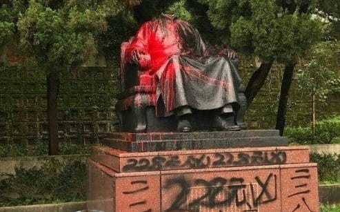 斬首蔣介石銅像！「建國工程隊」郭男判處8個月徒刑