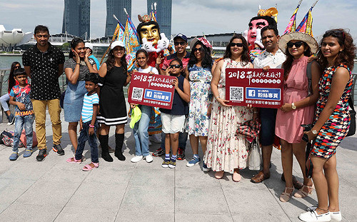 電音三太子魚尾獅快閃新加坡　遊客驚艷爭合影