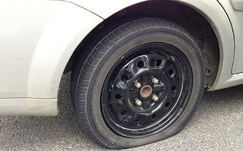 熱到爆？係金ㄟ！行車突爆胎自救三撇步