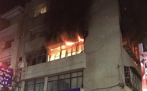 高雄三民區公寓凌晨驚傳火警 17人平安脫困