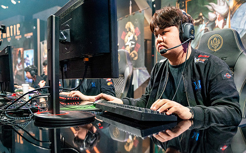 英雄聯盟季中賽》閃電狼三路遭全面壓制 KZ先下一城