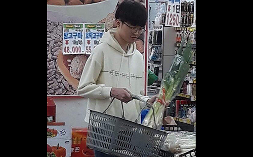 《英雄聯盟》一根蔥各自解讀？Faker上街買菜引發熱議