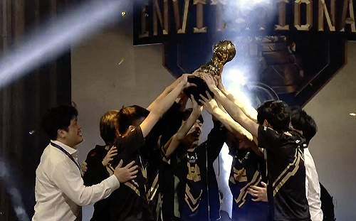 英雄聯盟季中賽》神開戰逆轉劣勢 中國戰隊RNG奪冠！