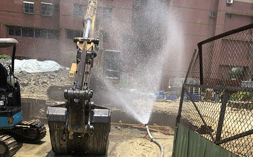 加油站瀰漫異味急灑水！檢測值若超標環保局將開罰