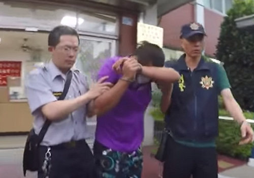 網傳虐殺女童主嫌將現身 憤怒民眾包圍殯儀館、派出所