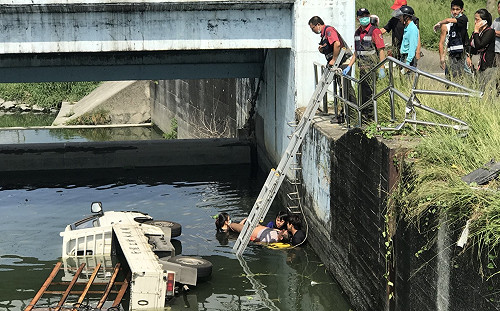 屏東小貨車與機車相撞　兩人受困大排水溝