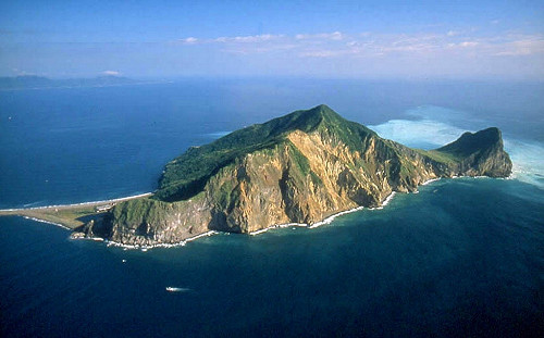 苗栗市長登龜山島熱昏 退役蛙人揹下山