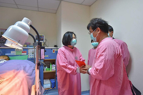 探視傘兵秦良丰  總統囑託國軍  盡一切努力  提供醫療照護