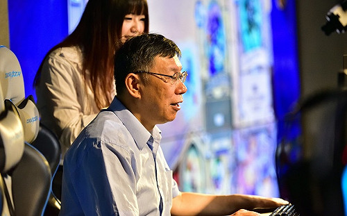 柯P瘋電競！上場與玩家火熱尬《爐石戰記》