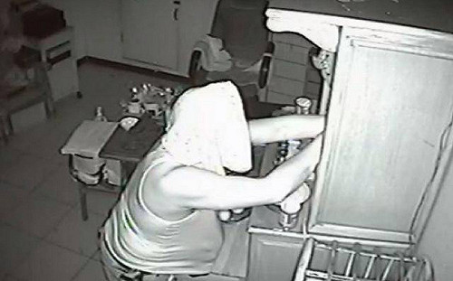 怕神明認出有報應 男毛巾蓋頭偷金牌遭逮