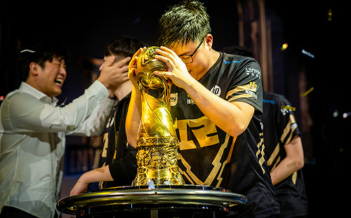 《英雄聯盟》850萬人同時在線？Uzi直播統計鬧烏龍