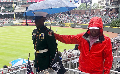 球場有洋蔥！非裔陸戰隊小兵站崗  美國大叔幫撐傘感動人