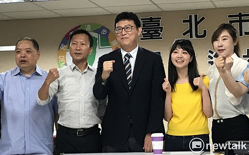 姚文智訪議會民進黨團  「友柯」美女議員姍姍來遲