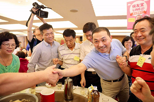 最強探長見最強菜販 侯友宜明南下與韓國瑜合體造勢