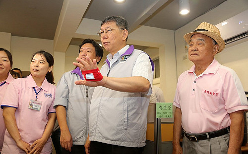 柯文哲視察長照機構 老人嗆：還我4500！
