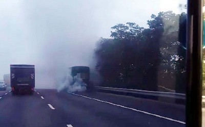 國道一客運引擎冒煙 及時疏散車上13人