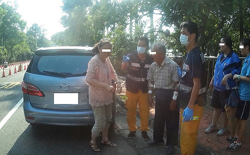 熱暈了，老翁騎腳踏車自摔受傷，護校師生路過相助