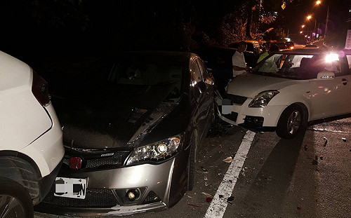 女酒駕還低頭拿手機　殃及路旁3車