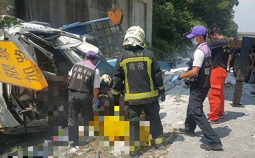 國道3號意外！大溪段大貨車自撞翻車2人重傷