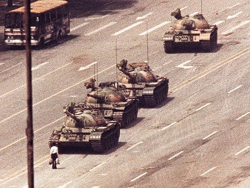 六四回顧》歷時兩個月的學生運動以血腥鎮壓終結