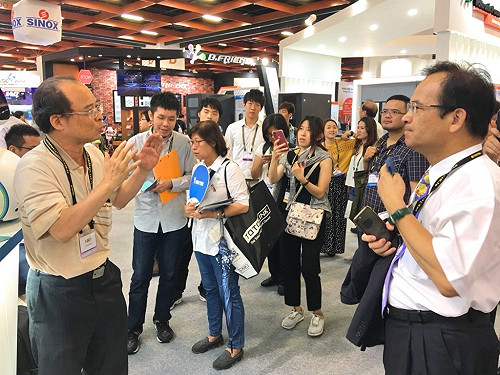 成大黃吉川領軍超級電腦  連政治人物也重視