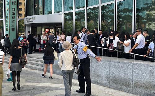 公司派市場派較勁！台新金股東會大爆滿 逾百名股東站著開會