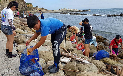 基隆響應世界海洋日淨灘  撿出6百多公斤垃圾