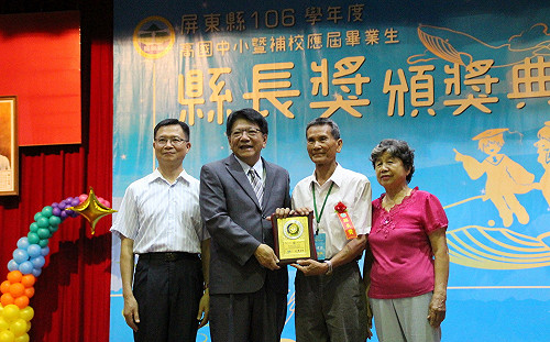 活到老學到老 七旬翁畢業獲縣長獎直呼「做夢都會笑！」