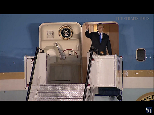 川普搭空軍一號抵新加坡  12日與金正恩會談過招