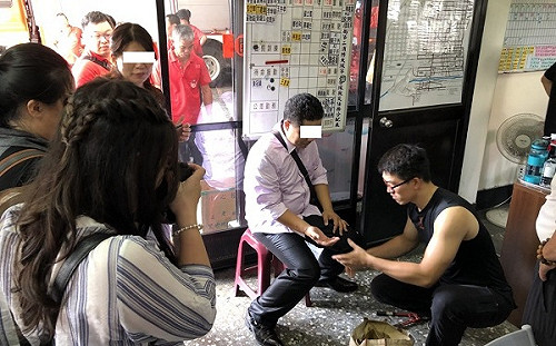 新郎官卡戒剪除，眾親友歡樂「觀禮」