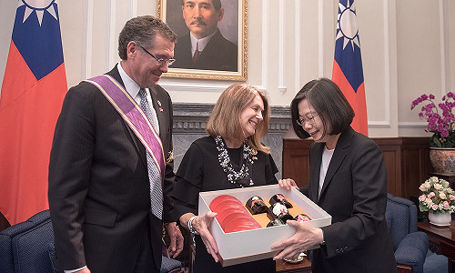 蔡英文贈勳哈博眾議員：台旅法是台美關係良好的證明