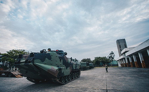 防南部豪雨  國防部派兩棲突擊車進駐台南、屏東 