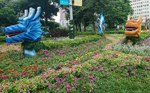 花海中划龍舟？仁愛圓環應景將龍舟結合繽紛花卉