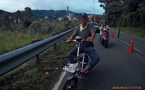 避酒駕買電動腳踏車 阿伯醉醺醺上路還是挨罰