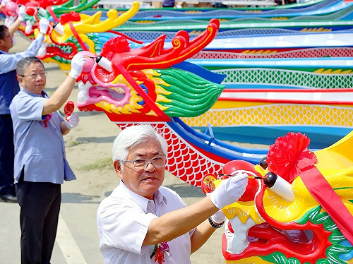 雲林首辦龍舟賽起跑！8艘台製玻璃纖維龍舟點睛下水