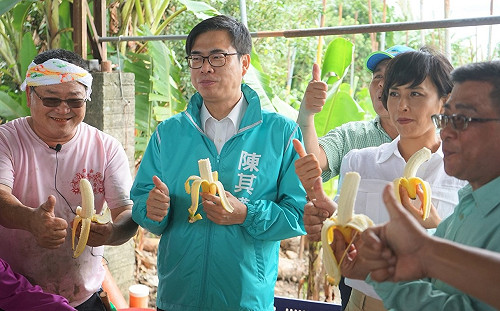 與農民站在同一線！陳其邁赴旗山探視蕉農