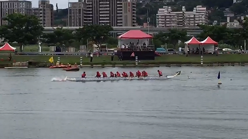 糗！龍舟斷頭  奪旗手不慎落水（影)