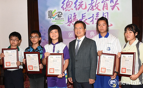 總統教育獎得主許勝崴 捐出1萬元獎學金助弱勢