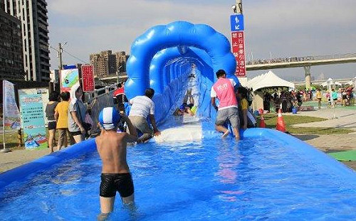 總長135公尺！新月橋夏日最狂滑水道開放報名