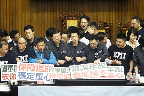 民進黨強硬今三讀軍改  國民黨團盤據主席台抗議
