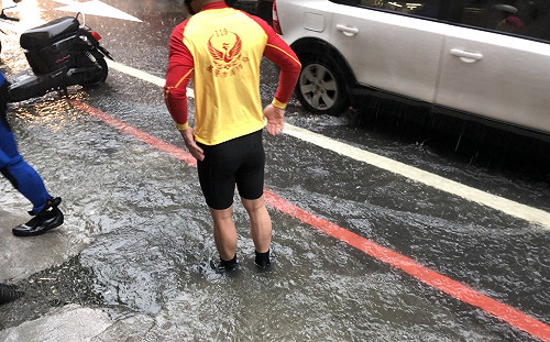 降雨強度驚人！基隆市下午部分路面水淹至腳踝