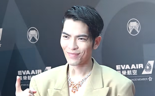 蕭敬騰星光率先登場  裸胸西裝引尖叫