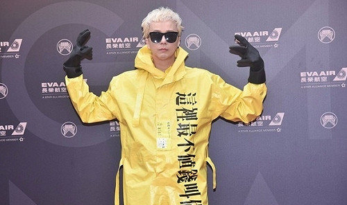 金曲29  未得獎怒比中指？廖人帥搭車閃離小巨蛋(影)