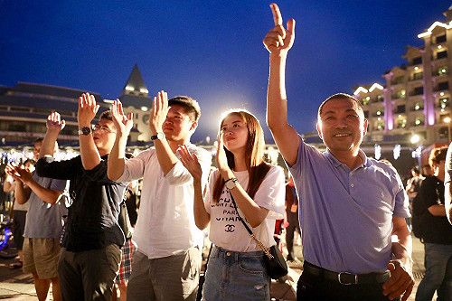 侯友宜周末難得輕鬆 漁人碼頭吹風、聽歌、感受年輕