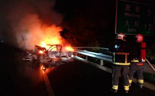 國道1號嘉義段火燒車 賓士駕駛輕傷送醫